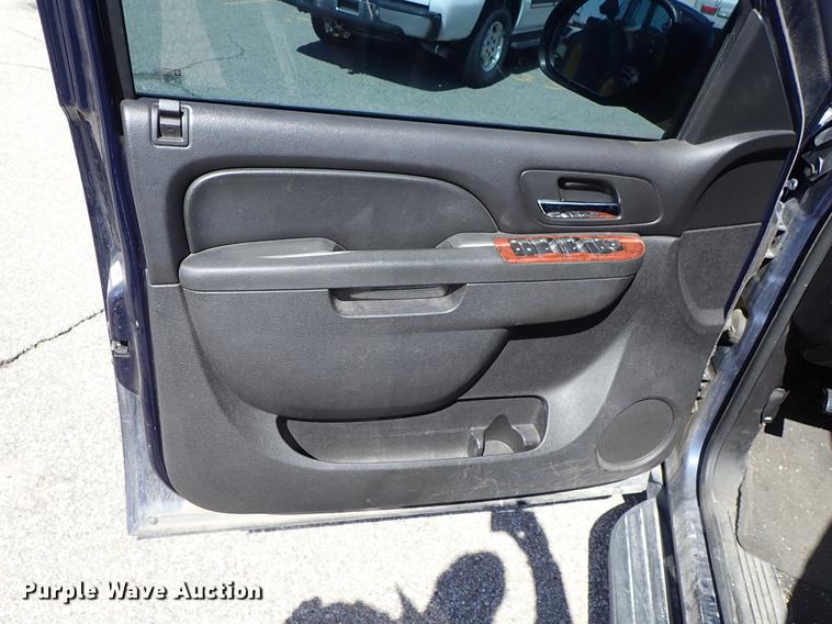 image for item DF8784 2011 Chevrolet Avalanche pickup truck