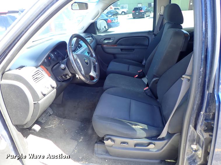 image for item DF8784 2011 Chevrolet Avalanche pickup truck