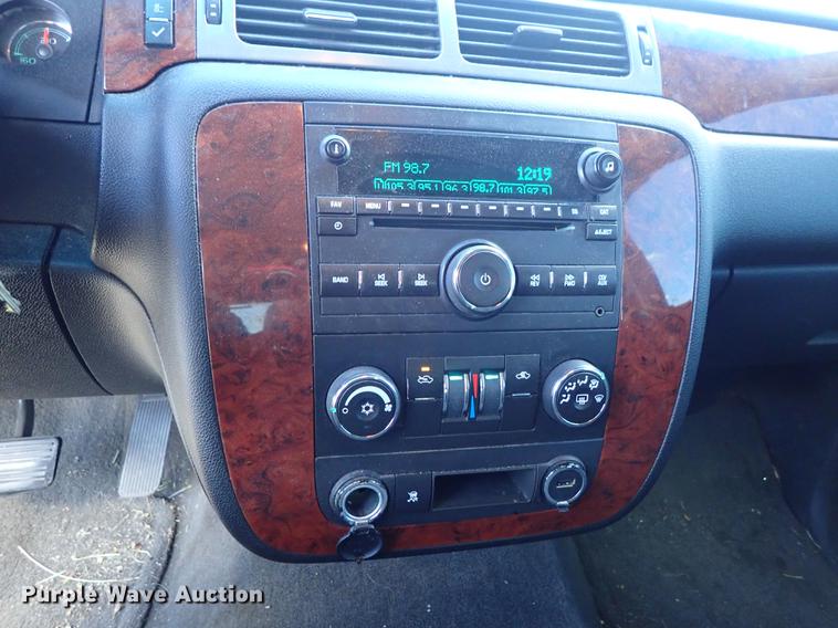 image for item DF8784 2011 Chevrolet Avalanche pickup truck