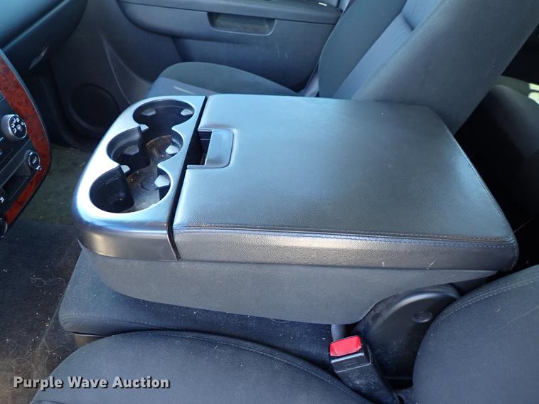 image for item DF8784 2011 Chevrolet Avalanche pickup truck