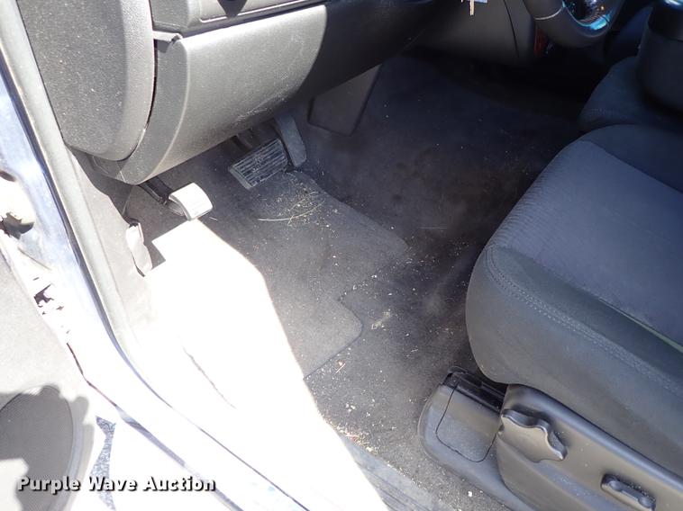 image for item DF8784 2011 Chevrolet Avalanche pickup truck