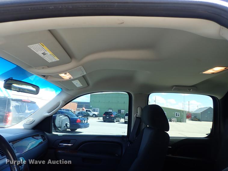 image for item DF8784 2011 Chevrolet Avalanche pickup truck