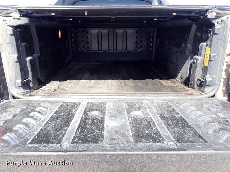 image for item DF8784 2011 Chevrolet Avalanche pickup truck