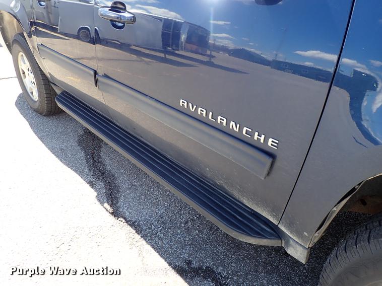image for item DF8784 2011 Chevrolet Avalanche pickup truck