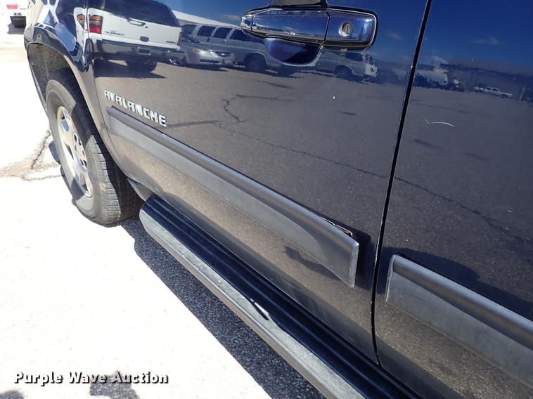 image for item DF8784 2011 Chevrolet Avalanche pickup truck