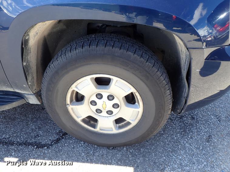 image for item DF8784 2011 Chevrolet Avalanche pickup truck