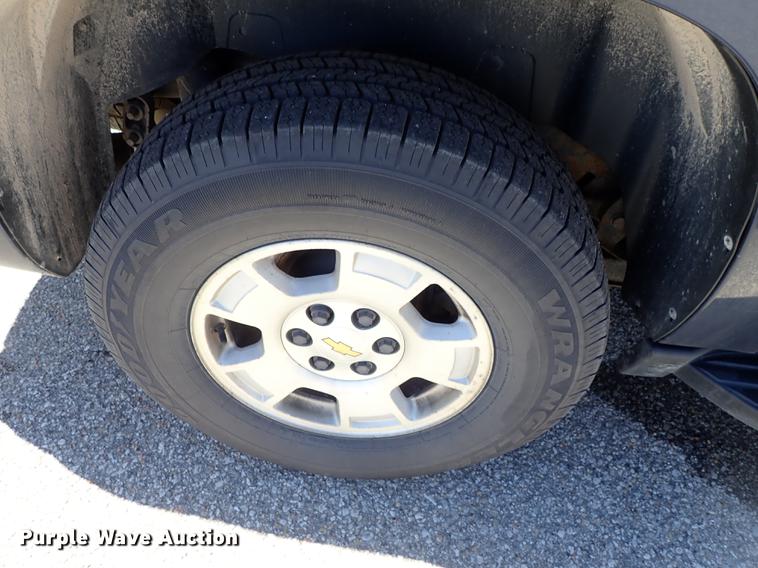 image for item DF8784 2011 Chevrolet Avalanche pickup truck