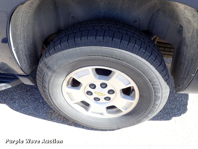 image for item DF8784 2011 Chevrolet Avalanche pickup truck