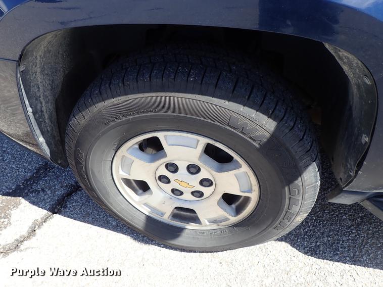 image for item DF8784 2011 Chevrolet Avalanche pickup truck