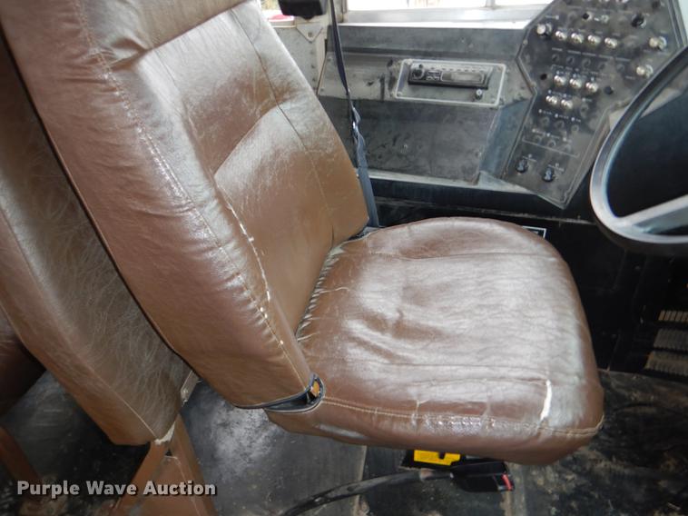 image for item DG0957 1998 Ford B800 school bus