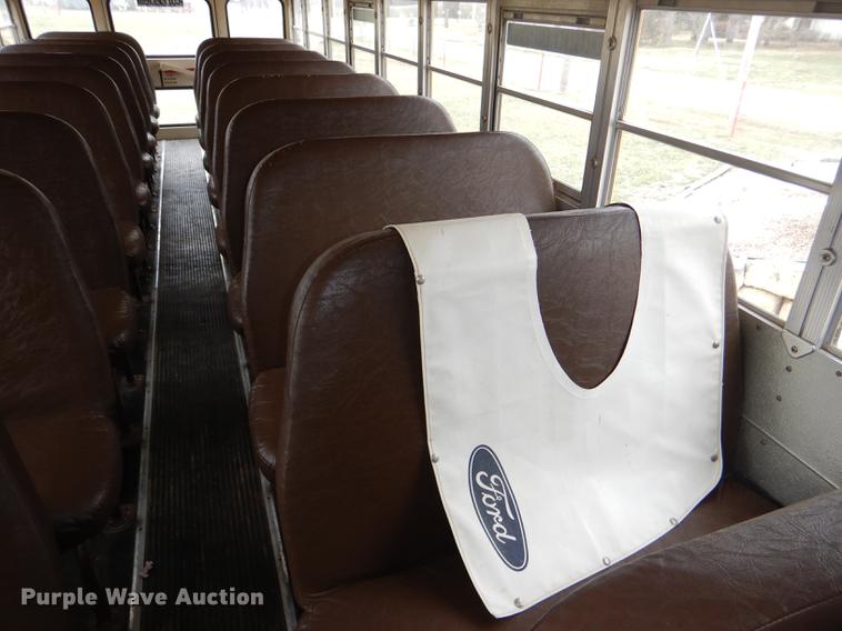 image for item DG0957 1998 Ford B800 school bus