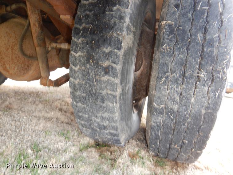 image for item DG0957 1998 Ford B800 school bus