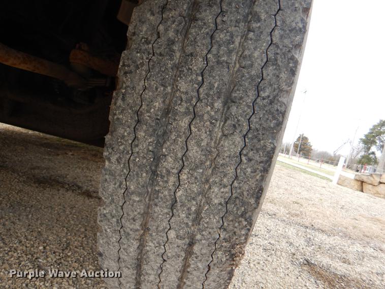 image for item DG0957 1998 Ford B800 school bus