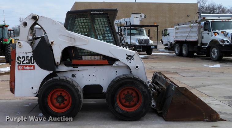 image for item DG3896 2006 Bobcat S250 skid steer