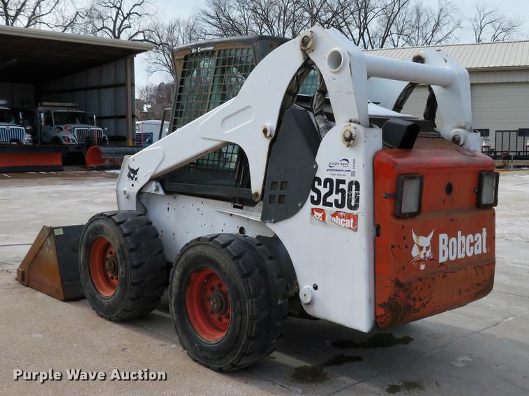 image for item DG3896 2006 Bobcat S250 skid steer