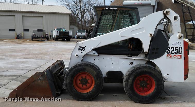 image for item DG3896 2006 Bobcat S250 skid steer