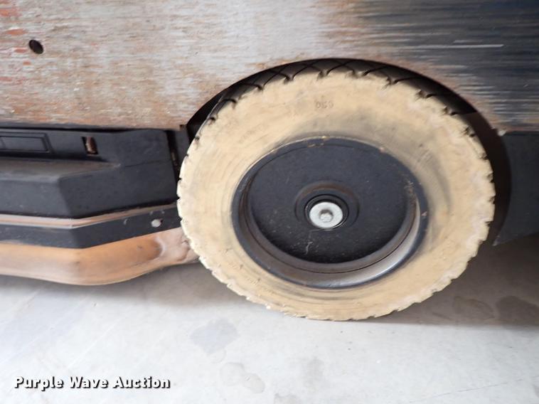 image for item EH9221 Advance 3800 floor scrubber