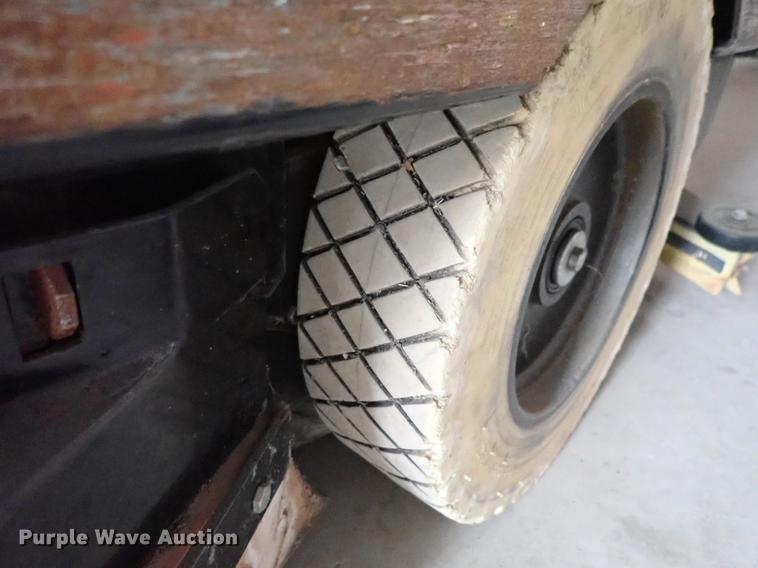 image for item EH9221 Advance 3800 floor scrubber