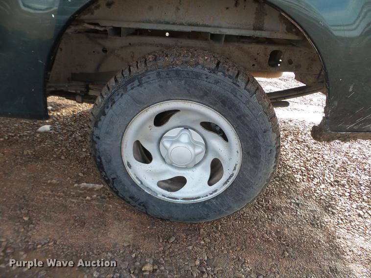 image for item EJ9015 2002 Ford F150 pickup truck