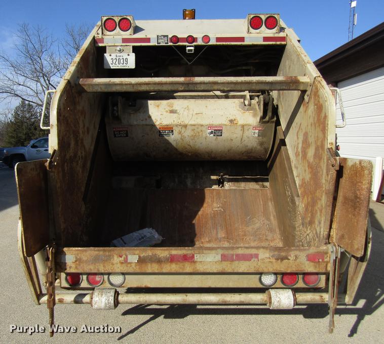 image for item EU9585 2007 International 7400 refuse truck