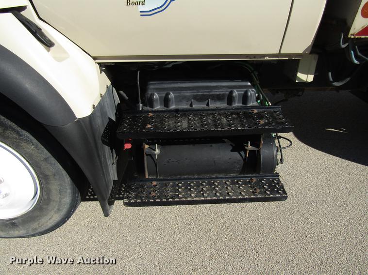 image for item EU9585 2007 International 7400 refuse truck