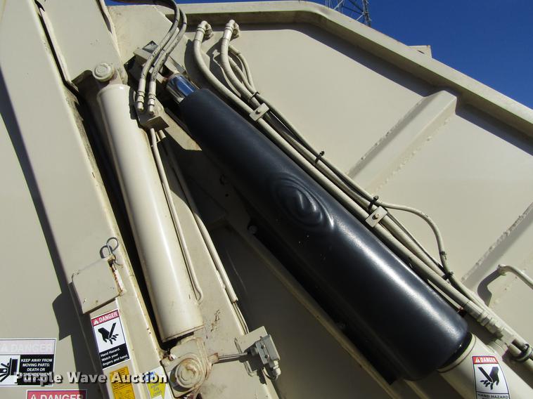 image for item EU9585 2007 International 7400 refuse truck