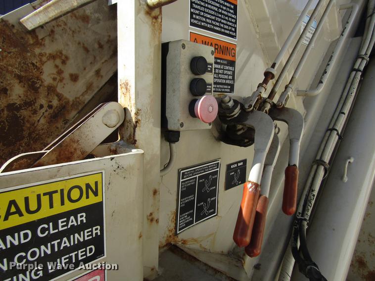 image for item EU9585 2007 International 7400 refuse truck