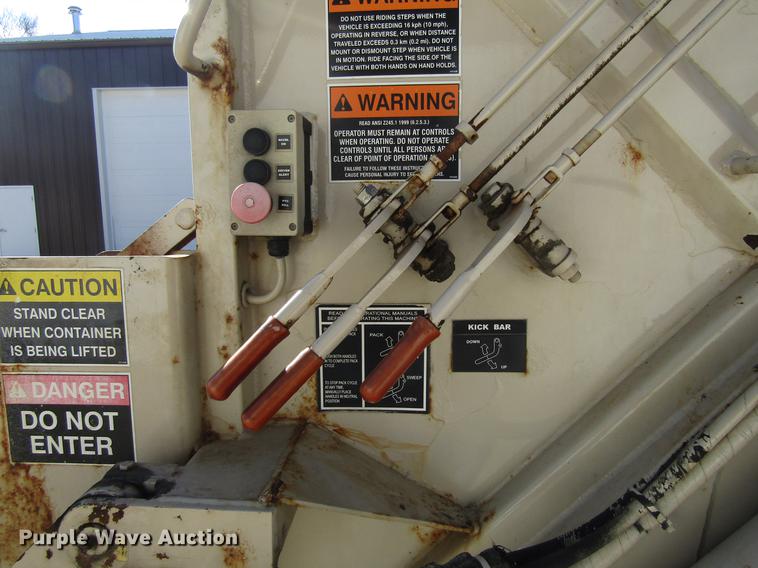 image for item EU9585 2007 International 7400 refuse truck