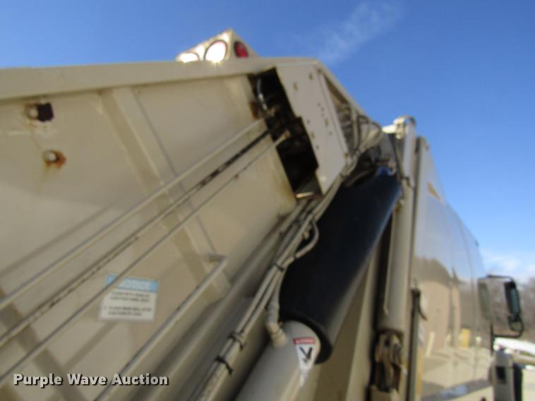 image for item EU9585 2007 International 7400 refuse truck