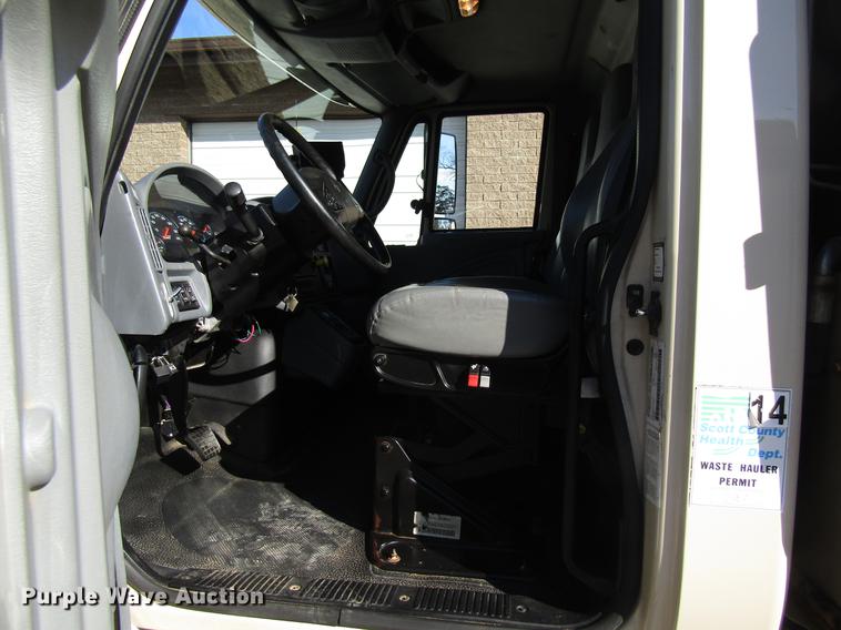 image for item EU9585 2007 International 7400 refuse truck