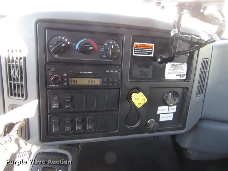 image for item EU9585 2007 International 7400 refuse truck