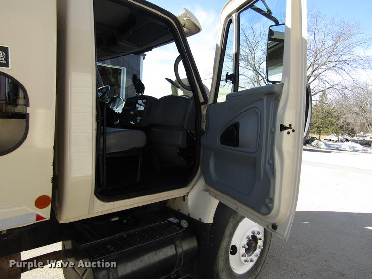 image for item EU9585 2007 International 7400 refuse truck