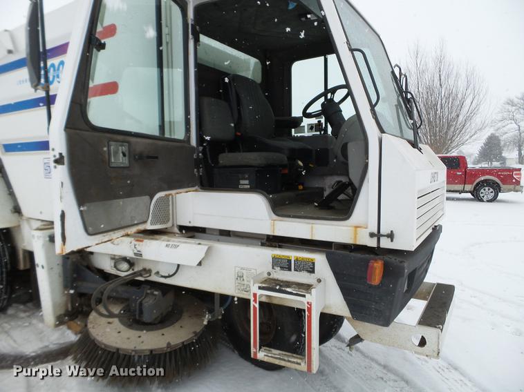image for item EW9959 2006 Johnston 3000 street sweeper