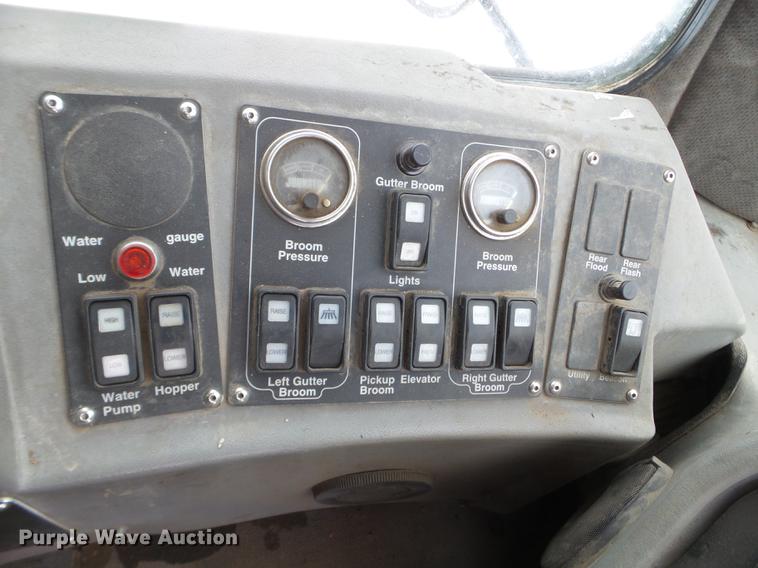 image for item EW9959 2006 Johnston 3000 street sweeper