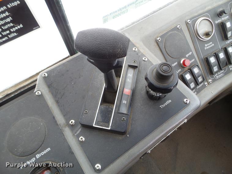 image for item EW9959 2006 Johnston 3000 street sweeper