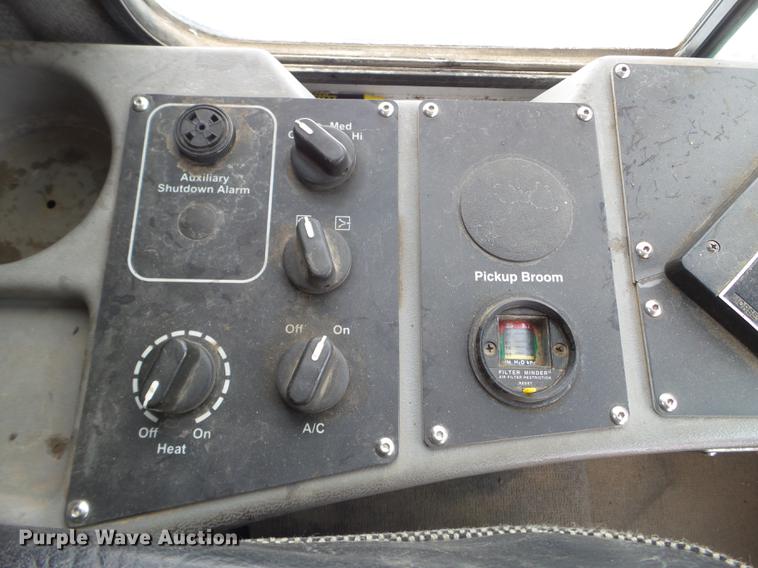 image for item EW9959 2006 Johnston 3000 street sweeper