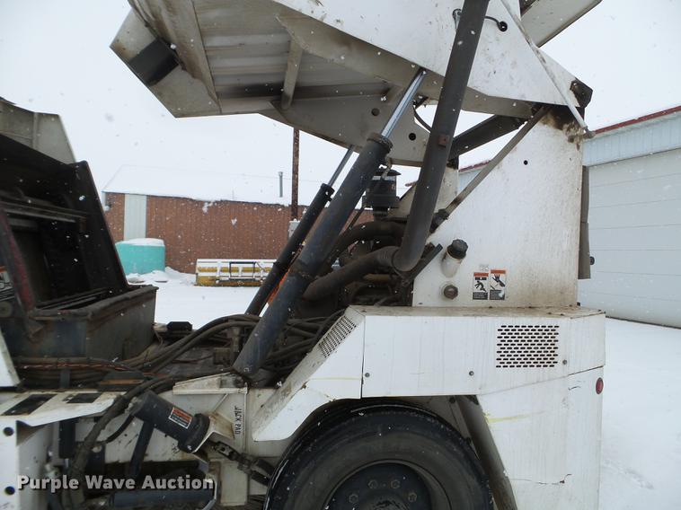 image for item EW9959 2006 Johnston 3000 street sweeper