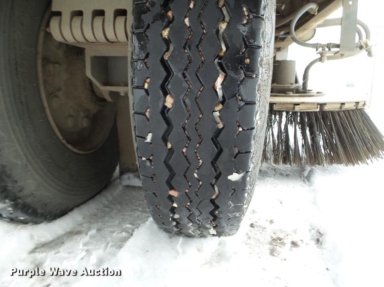 image for item EW9959 2006 Johnston 3000 street sweeper