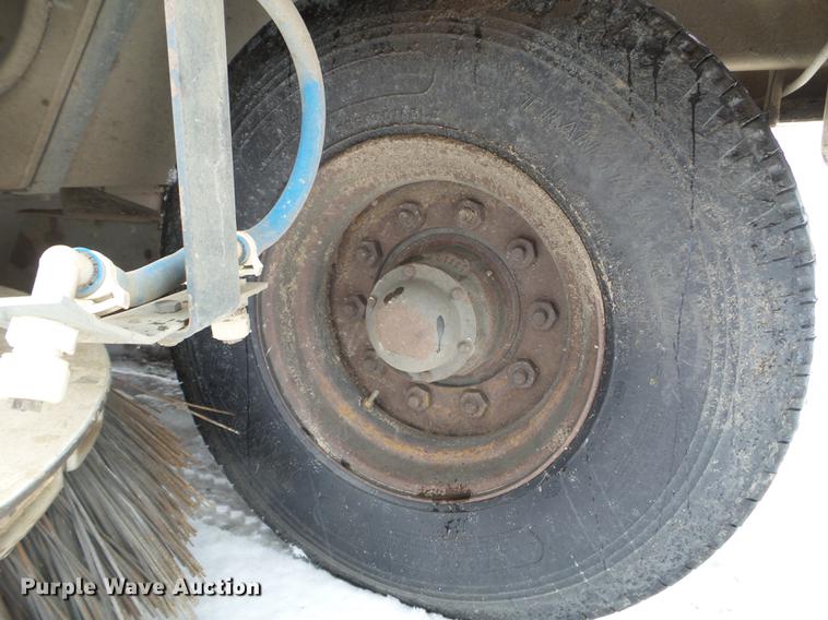 image for item EW9959 2006 Johnston 3000 street sweeper