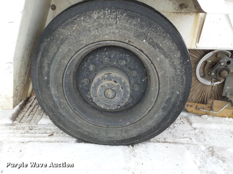 image for item EW9959 2006 Johnston 3000 street sweeper