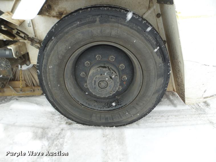 image for item EW9959 2006 Johnston 3000 street sweeper