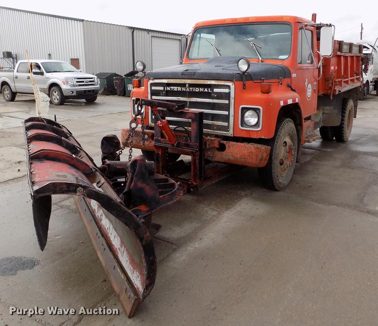 image for item FA9529 1981 International 1754 dump truck