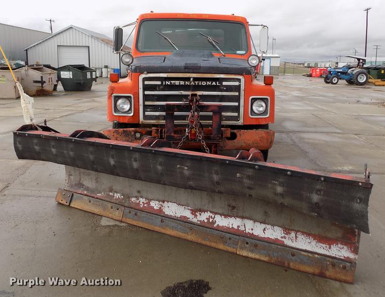 image for item FA9529 1981 International 1754 dump truck