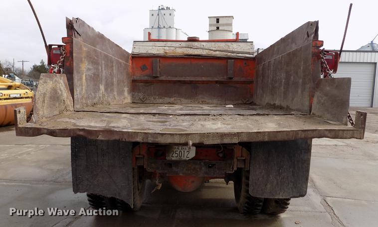 image for item FA9529 1981 International 1754 dump truck