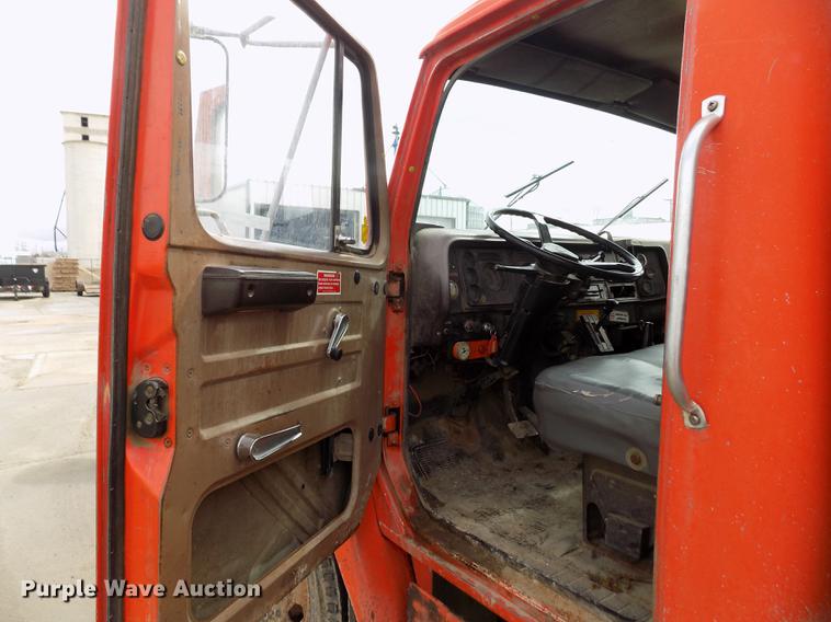 image for item FA9529 1981 International 1754 dump truck