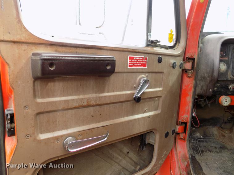 image for item FA9529 1981 International 1754 dump truck