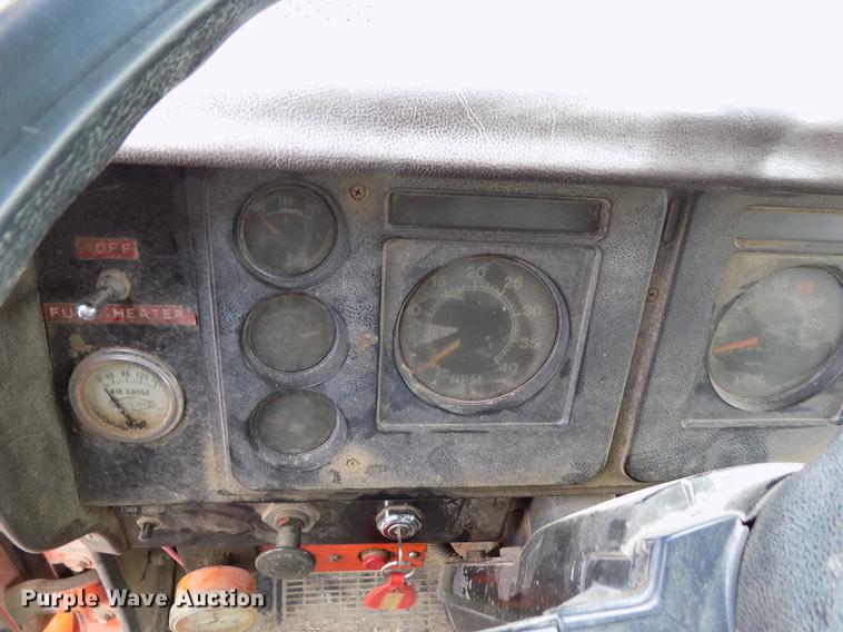 image for item FA9529 1981 International 1754 dump truck