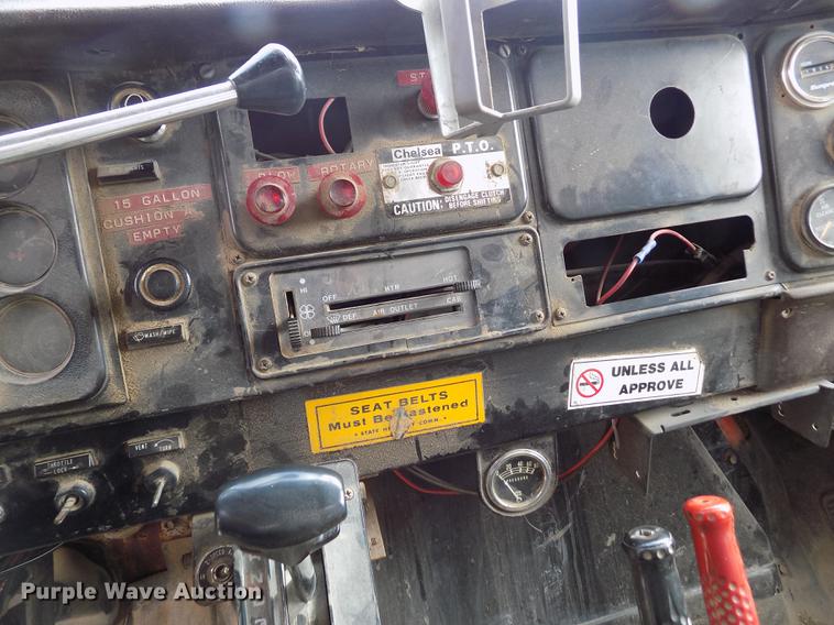 image for item FA9529 1981 International 1754 dump truck