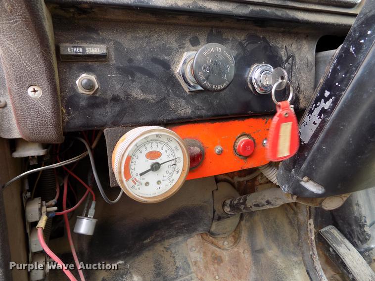 image for item FA9529 1981 International 1754 dump truck