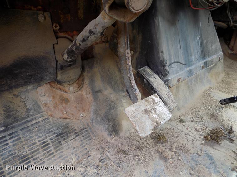 image for item FA9529 1981 International 1754 dump truck